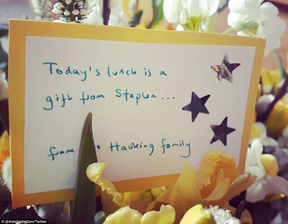 Một tấm thiệp giản dị đã được thực hiện để giới thiệu với 50 vị khách tới dùng bữa trưa rằng đây là “một món quà từ Stephen”.
