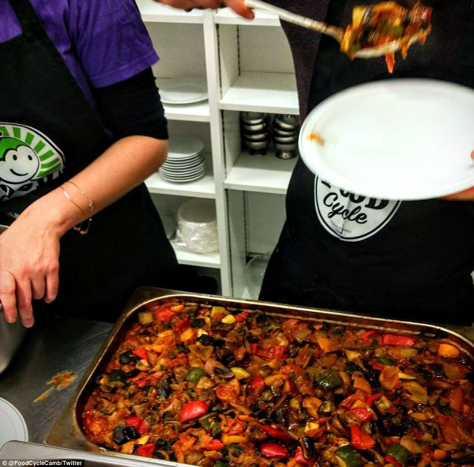 Bữa trưa thịnh soạn đã được thực hiện để phục vụ 50 vị khách, họ là những người vô gia cư, những người khó khăn đang sinh sống ở Cambridge.