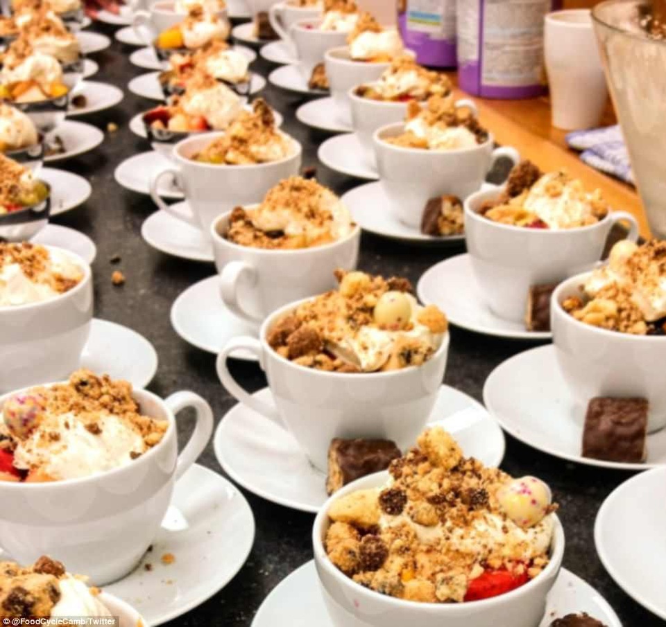 Hơn 50 vị khách đã cùng tận hưởng bữa trưa ngon miệng và nhớ về nhà vật lý học lừng danh.