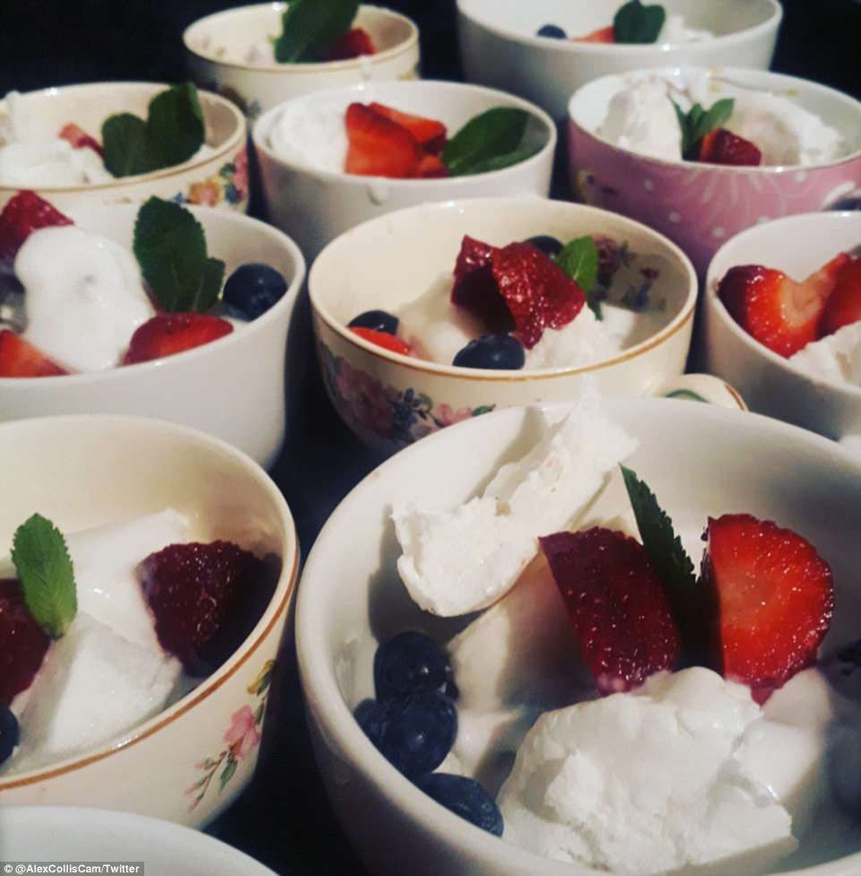 Để tránh sự quan tâm quá lớn dành cho bữa trưa vô tình diễn ra vào đúng ngày tổ chức tang lễ cho nhà vật lý Stephen Hawking, tổ chức từ thiện này đã giấu kín thông tin cho mãi tới hôm nay mới tiết lộ.