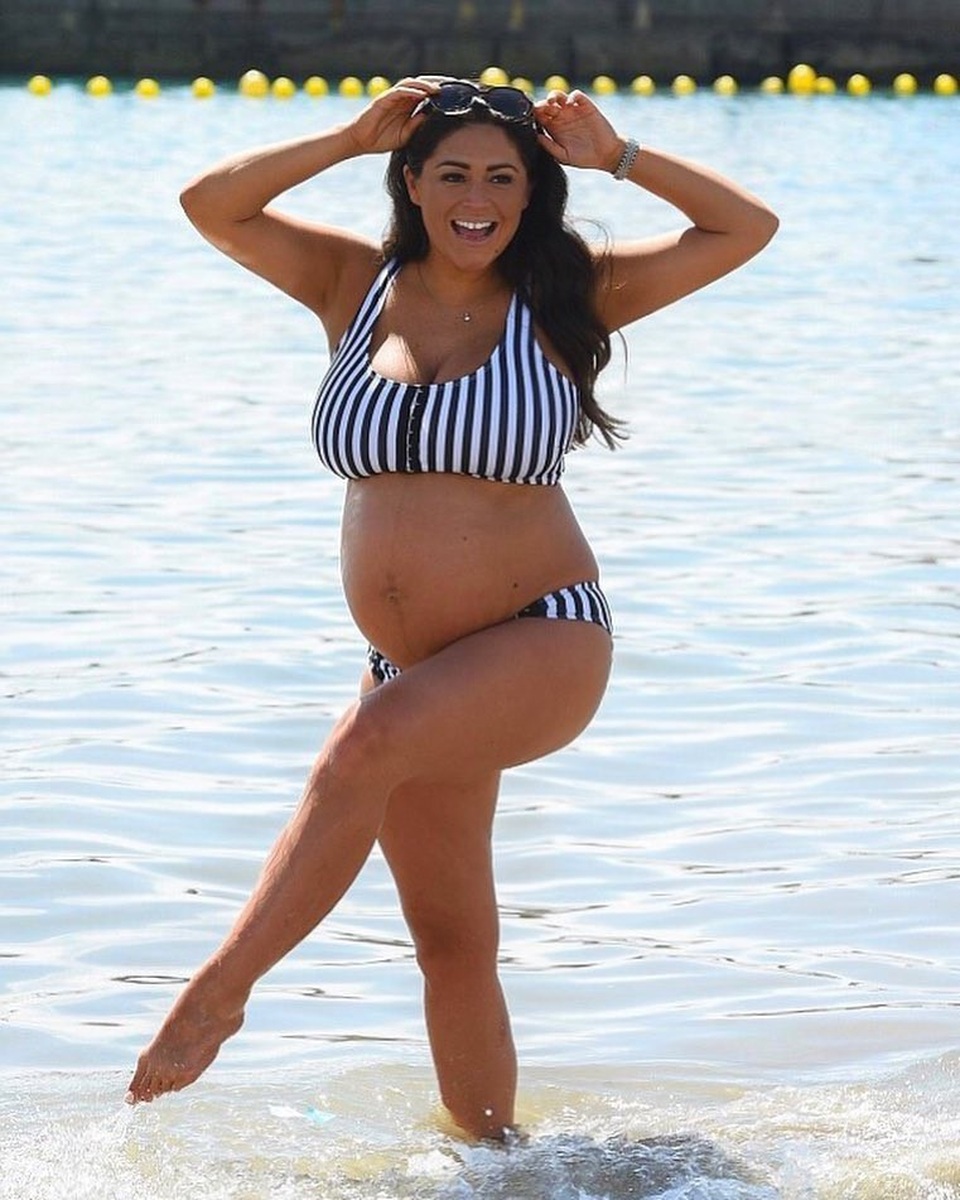 Casey Batchelor tự tin khoe bụng bầu - 2
Lần đầu lên chức mẹ ở tuổi 33, Casey Batchelor rất hồi hộp và hạnh phúc