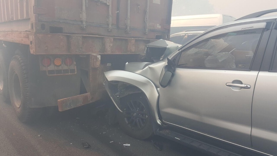 Khói mù mịt gây tai nạn liên hoàn trên cả 2 hướng cao tốc TPHCM - Dầu Giây - 4 Tai nạn đã xảy ra trên đường cao tốc HLD đoạn qua địa bàn huyện Long Thành, tỉnh Đồng Nai chiều 3/4 mà nguyên nhân ban đầu có khả năng do các tài xế bị ảnh hưởng từ khói gây hạn chế tầm nhìn.