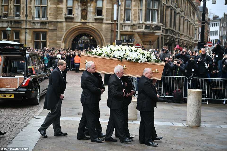 Tro hỏa táng của giáo sư Hawking sẽ được chôn cất ở gần nơi yên nghỉ của nhà vật lý huyền thoại người Anh Isaac Newton, tại tu viện Westminster của thành phố London, Anh.