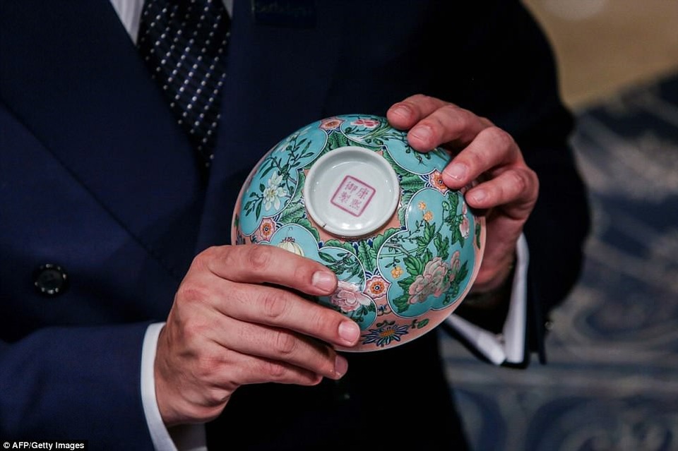 Chiếc bát đã vừa được bán ra với giá 30,4 triệu USD tại một cuộc đấu giá do Sotheby tổ chức tại Hồng Kông vào thứ 3 vừa qua.