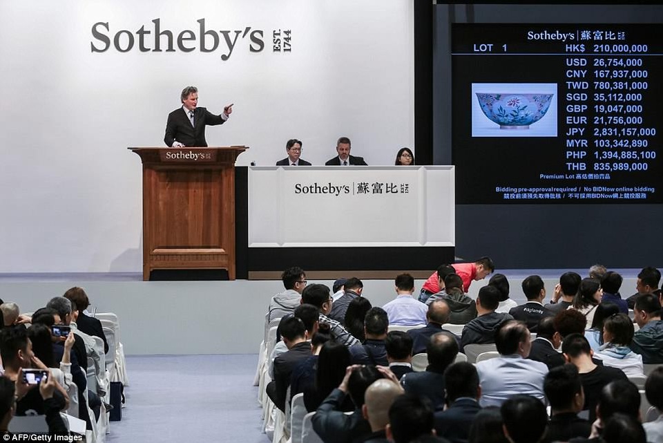 Những món đồ gốm sứ có xuất xứ hoàng gia luôn hấp dẫn giới sưu tầm cổ vật phương Đông.