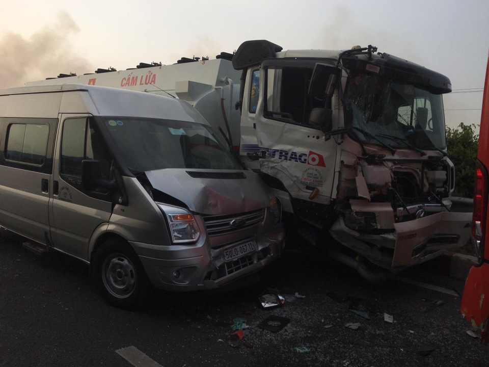 Khói mù mịt gây tai nạn liên hoàn trên cả 2 hướng cao tốc TPHCM - Dầu Giây - 2 Khói mù mịt gây tai nạn liên hoàn trên cả 2 hướng cao tốc TPHCM - Dầu Giây - 2