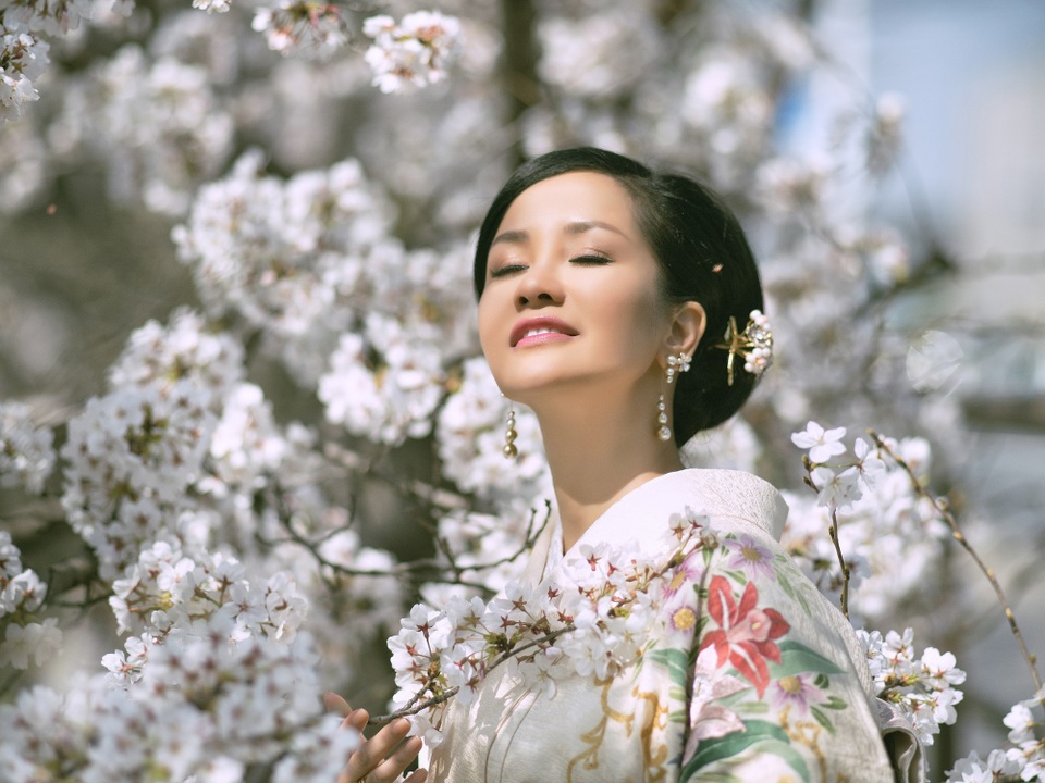 Diva Hồng Nhung: “Mặc Kimono là một khoảnh khắc thiêng liêng” - 3 Diva Hồng Nhung có dịp trải nghiệm hoạt động “hanami” như người Nhật, vừa ngắm hoa, vừa thưởng trà dưới gốc cây anh đào.