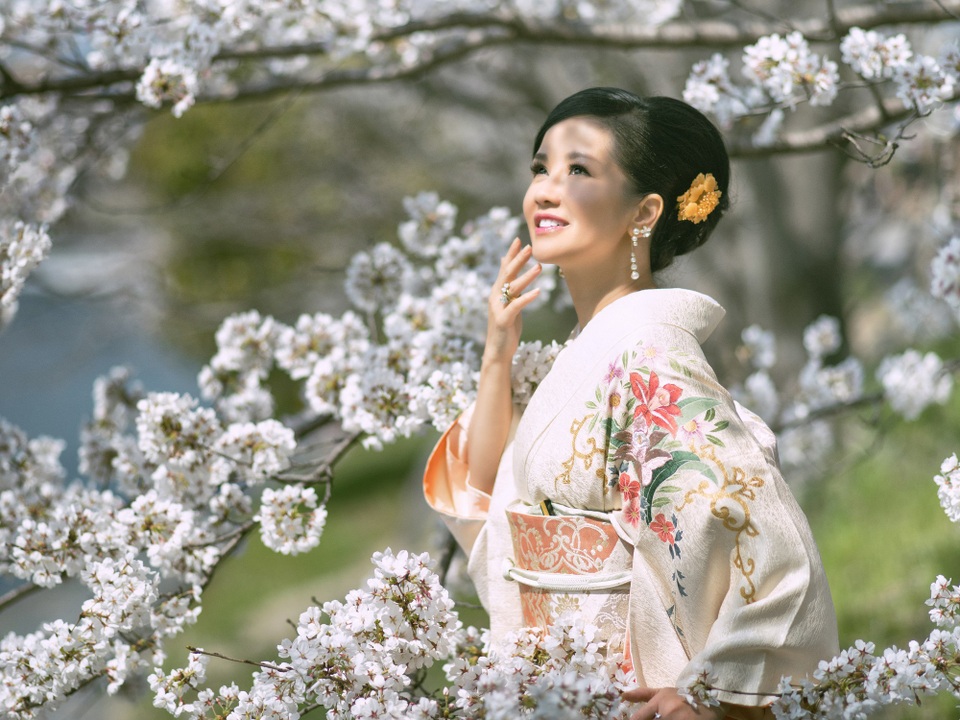 Diva Hồng Nhung: “Mặc Kimono là một khoảnh khắc thiêng liêng” - 4 Vẻ rạng ngời đầy sức sống của Đại sứ của thương hiệu Mỹ phẩm Menard tại Việt Nam. Trong chuyến đi này Diva Hồng Nhung còn có dịp đến thăm nơi khai sinh của thương hiệu này tại Nhật Bản, trải nghiệm nhiều hoạt động thú vị như: đi thăm bảo tàng, viện nghiên cứu, resort hoa Menard, làm gốm, làm son,…