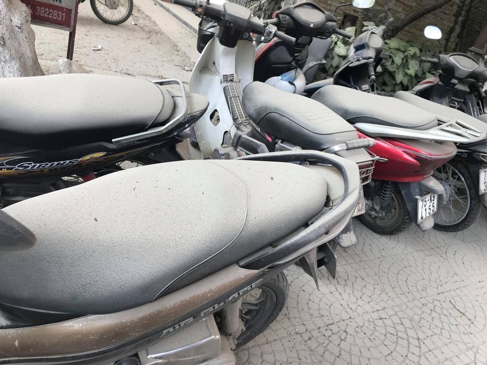 Cả khu phố bụi mịt mù vì kiểu thi công đường "không giống ai" - 4 Các xe máy của du khách, nhân viên để trước khách sạn Cherish trắng xóa (ảnh: V.V.P)