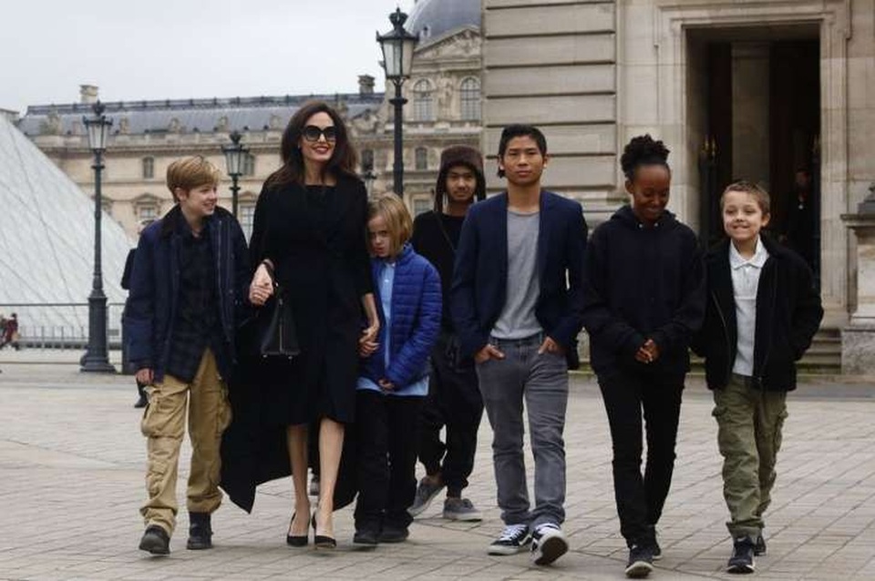 Brad Pitt và Angelina Jolie đã thống nhất thủ tục ly dị - 3
Brad Pitt và Angelina Jolie sẽ cùng giám sát và nuôi dạy 6 đứa con sau khi ly dị.
