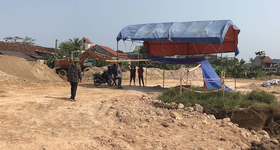 Dự án quy hoạch chia lô đất ở tại khối 7, phường Quán Bàu với tổng diện tích 4,3 ha, do UBND TP Vinh làm chủ đầu tư. Dự án này được giao cho Ban quản lý dự án đầu tư và xây dựng TP Vinh đảm nhiệm (gọi là Ban A). Phần đất trên đang được đơn vị thi công là Công ty cổ phần tư vấn và Xây dựng Bắc Vinh thi công.