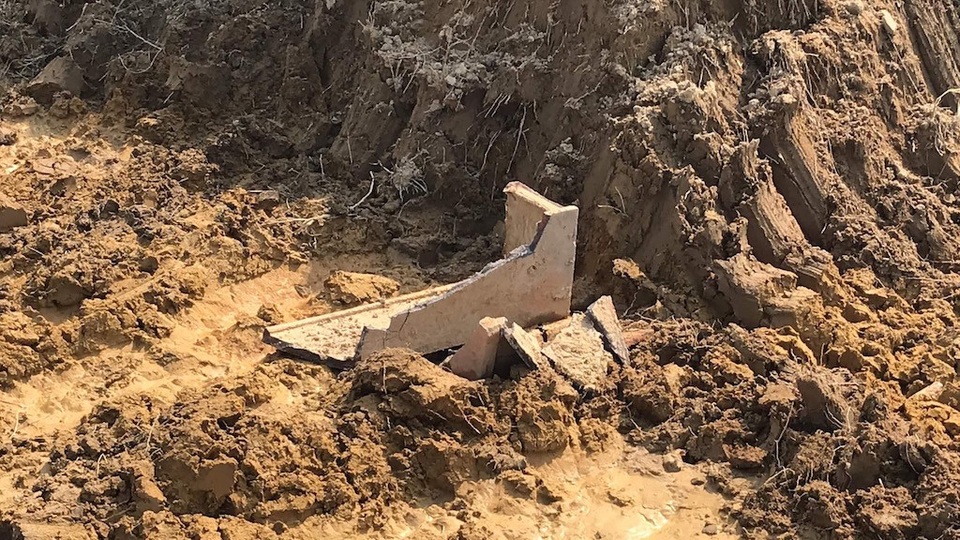 
Một số ngôi mộ bị đào bới, vỡ tung
