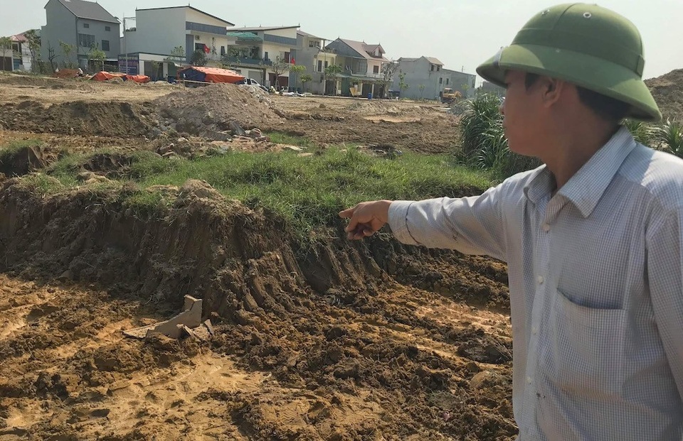 
Ông Nguyễn Văn Thành cho biết, khoảng 8h sáng ngày 3/4, ông đi qua khu mộ của dòng họ thì thấy một số mộ đã được họ đào lên...
