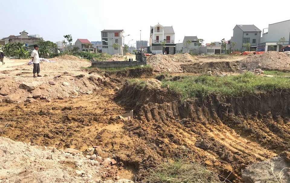 
Khu vực những ngôi mộ của gia đình ông Nguyễn Văn Thành bị đào bới.
