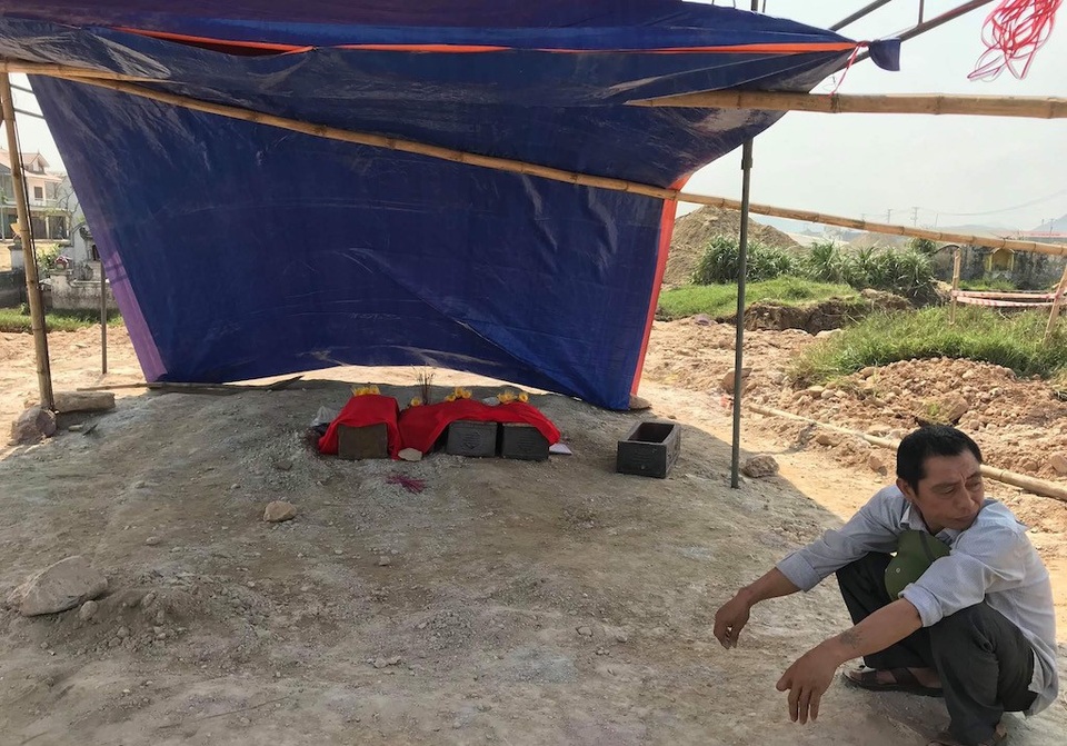 
Những ngôi mộ bị đào bới lên được gia chủ dùng bạt che chắn sau đó.
