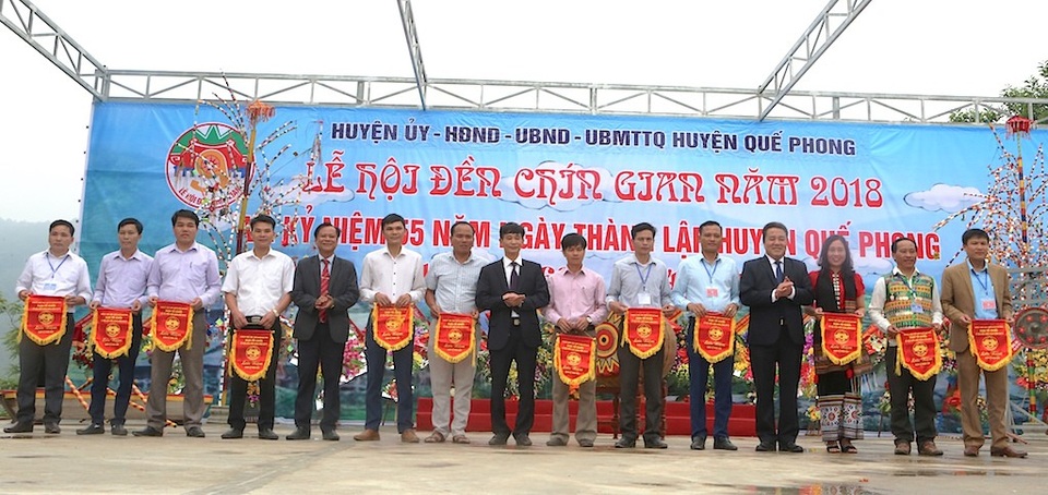 Sắc màu lễ hội ở đền Chín Mường - 13 Ban tổ chức tặng cờ thi đua cho các xã đã đóng góp cho thành công lễ hội.