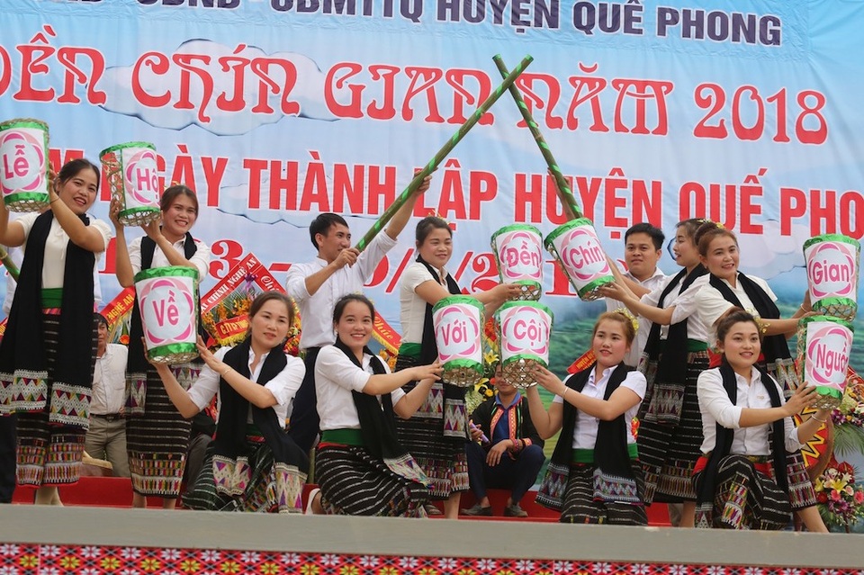 Sắc màu lễ hội ở đền Chín Mường - 9 Các đội thi mang đến nhiều tiết mục văn nghệ đa màu sắc.