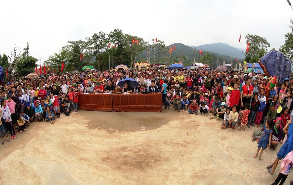 Sắc màu lễ hội ở đền Chín Mường - 10 Đông đảo nhân dân và du khách đến trẩy hội.
