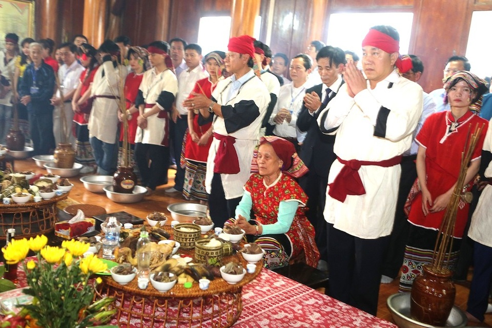 Sắc màu lễ hội ở đền Chín Mường - 4 Lễ hội là dịp để người dân tưởng nhớ về cội nguồn, ghi tạc công ơn các thế hệ cha ông đã có công tạo bản, lập mường, cầu cho quốc thái dân an, mưa thuận gió hòa, mùa màng tươi tốt.