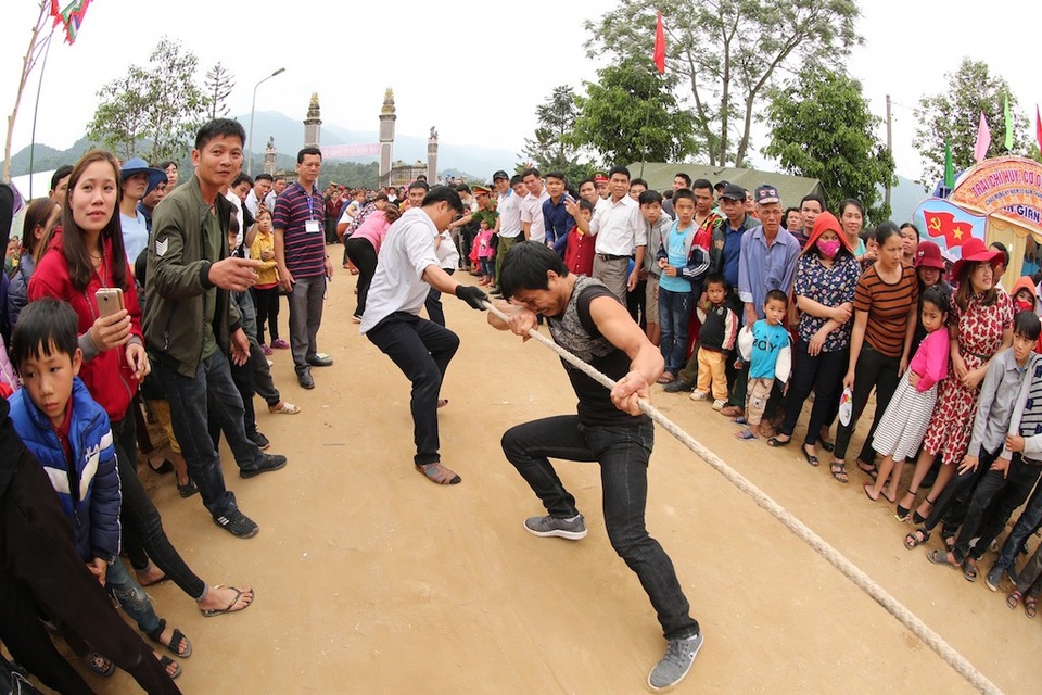 Sắc màu lễ hội ở đền Chín Mường - 7 Phần hội sôi động với các phần thi khắc luống, đánh trống, văn nghệ... mang đậm bản sắc văn hóa địa phương...