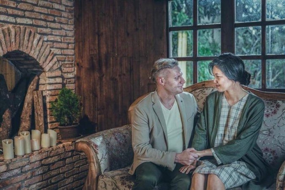 Á hậu cao 1m8 làm BTV của VTV kể chuyện tình lãng mạn cùng Kyo York - 6 Tuổi trẻ có thể đưa nhau đi khắp thế gian nhưng khi bước qua nửa cuộc đời, ngồi lại bên nhau mới biết, cả thế gian đang ở trước mắt ta rồi. Đó cũng chính là thông điệp mà Thanh Tú và Kyo muốn gửi gắm. Cặp đôi mang đến một cảm xúc yên bình khi hai con người đã dìu nhau đi qua những tháng năm thanh xuân rực rỡ. Còn gì hạnh phúc hơn khi được nắm tay nhau đi qua những vùng đất xinh đẹp, qua những ngày nắng, những ngày mưa. Xuyên qua không gian, xuyên qua thời gian, tình yêu là thứ ở lại cùng nhau.