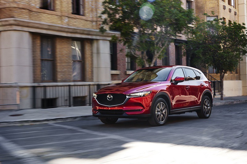 CX5-CRV: Ai nhỉnh hơn - 1
CX5 vượt trội với Động cơ SkyActiv (2.5, 2.0) tiên tiến và hiệu quả