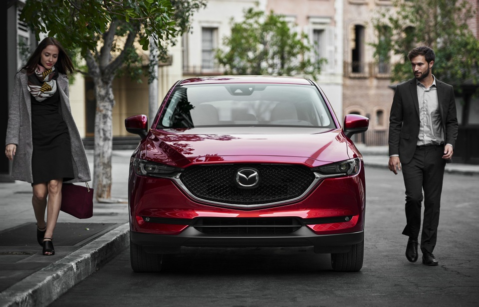 CX5-CRV: Ai nhỉnh hơn - 2
CX5 và CRV là cặp đôi luôn gây sự chú ý của giới chuyên gia xe và khách hàng trong suốt thời gian qua.