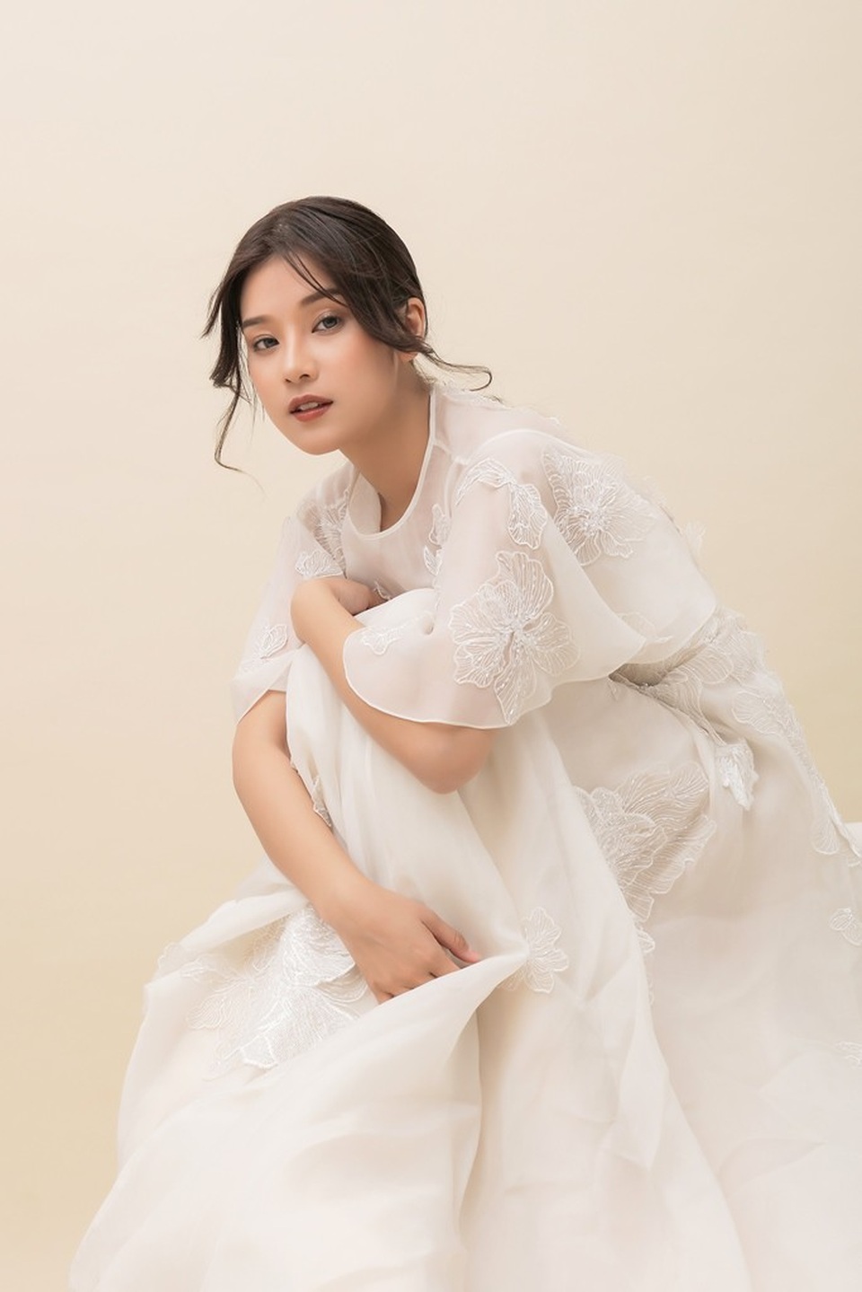 Hoàng Yến Chibi sexy hơn để khẳng định đã đến lúc trưởng thành - 6 Biểu cảm đã trưởng thành, có sự quyến rũ và thu hút từ ánh mắt chứ không chỉ là sự ngây thơ, đáng yêu thường thấy