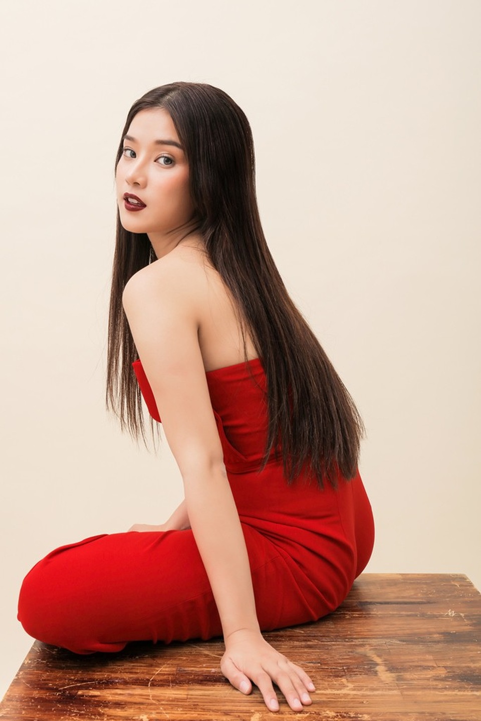 Hoàng Yến Chibi sexy hơn để khẳng định đã đến lúc trưởng thành - 3 Chia sẻ về phong cách gợi cảm, sexy, có phần khác biệt với Hoàng Yến mà khán giả từng biết, cô nói: “Tôi từng chia sẻ bản thân không phù hợp với phong cách sexy vì chính cơ thể tôi cũng không đủ cân đối để theo đuổi hình tượng đó. Tuy nhiên, tôi nghĩ đôi lúc bản thân cũng cần diện những trang phục hơi sexy một chút, dĩ nhiên không bao giờ đi kèm với phản cảm như khoe ngực, khoe thân.