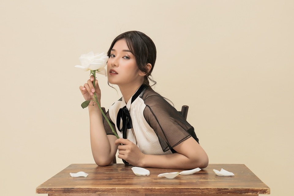 Hoàng Yến Chibi sexy hơn để khẳng định đã đến lúc trưởng thành - 9 Hoàng Yến quyết định theo đuổi hình tượng đa phong cách, vẫn giữ lại chất riêng của bản thân, vẫn là một Hoàng Yến Chibi dễ thương, trong sáng nhưng sẽ có sự biến hoa đa dạng theo từng ngữ cảnh.