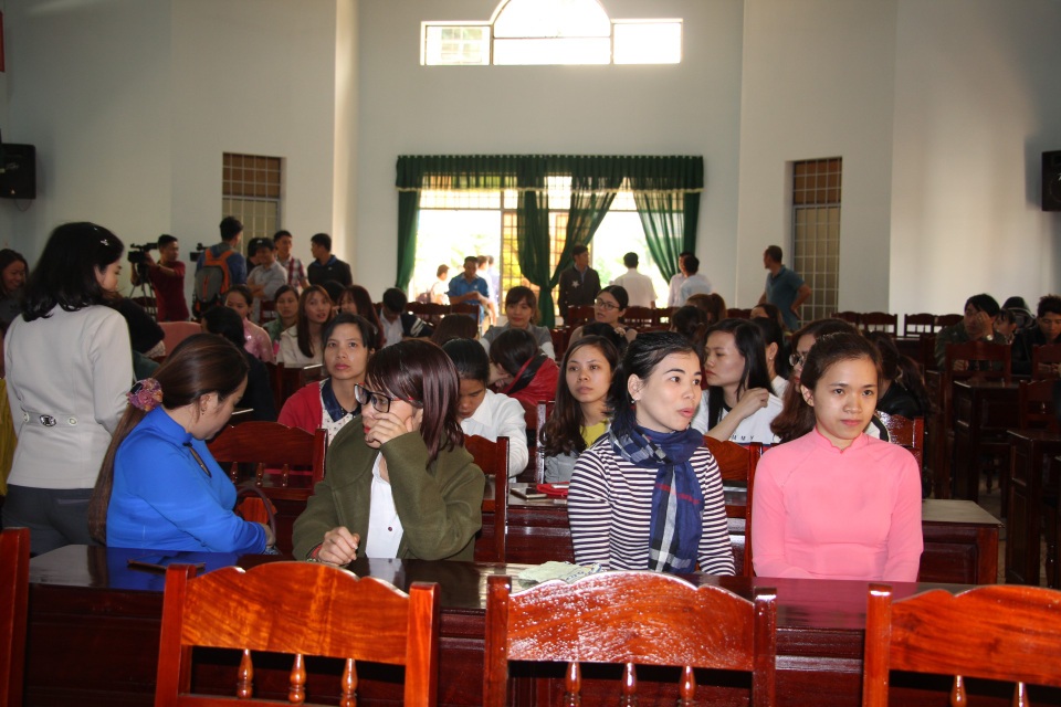 Vụ 500 giáo viên dôi dư: Kỷ luật khiển trách Bí thư và Chủ tịch huyện - 1 Hàng trăm giáo viên hợp đồng dôi dư lo lắng khi đứng trước nguy cơ thất nghiệp