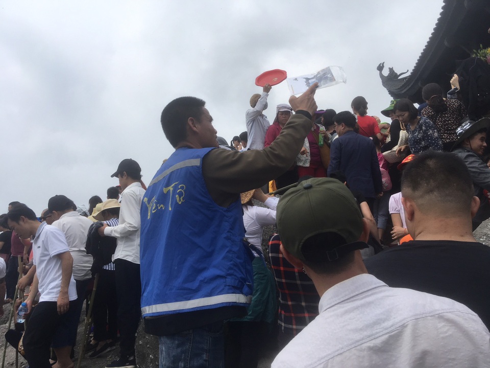 Ngỡ ngàng trước những dải băng lạ trên đường lên chùa Đồng - Yên Tử - 1 Ngỡ ngàng trước những dải băng lạ trên đường lên chùa Đồng - Yên Tử - 1