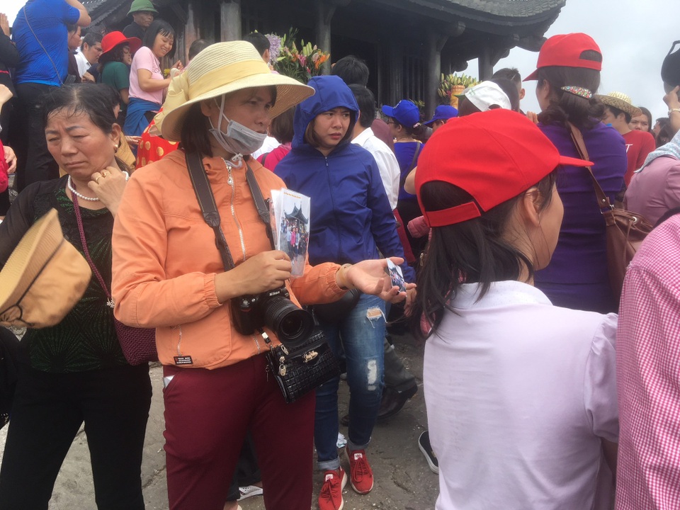 Ngỡ ngàng trước những dải băng lạ trên đường lên chùa Đồng - Yên Tử - 2 Ngỡ ngàng trước những dải băng lạ trên đường lên chùa Đồng - Yên Tử - 2