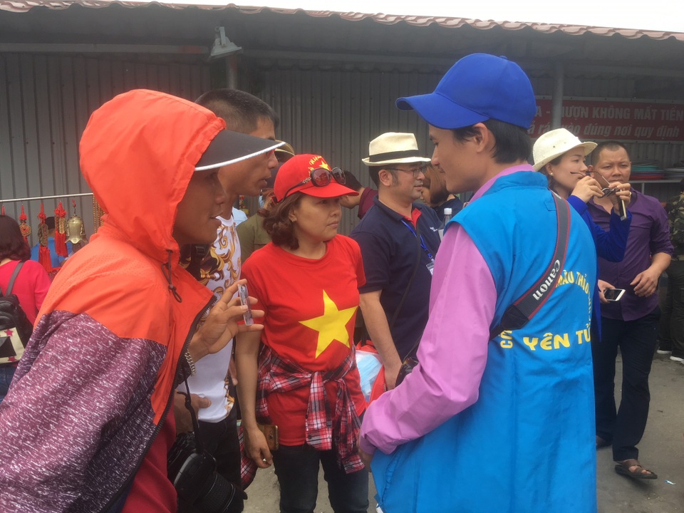 Ngỡ ngàng trước những dải băng lạ trên đường lên chùa Đồng - Yên Tử - 3 Thợ chụp ảnh cất tiếng mời gọi khách hàng hương chụp ảnh ở mọi lúc mọi nơi. Ảnh: Tùng Long.