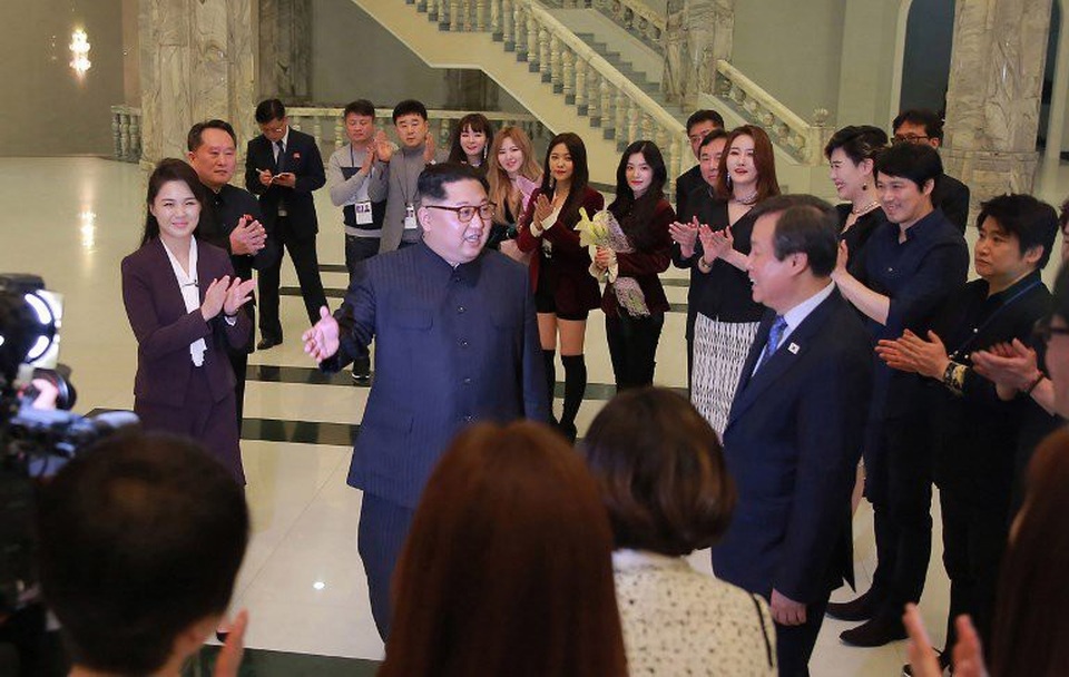 Đề nghị đặc biệt của ông Kim Jong-un tại buổi biểu diễn lịch sử của sao Hàn - 1
Ông Kim Jong-un gặp gỡ các nghệ sĩ Hàn Quốc. (Ảnh: Reuters)