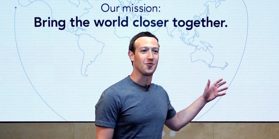 Cổ đông Facebook đề nghị Mark Zuckerberg từ chức - 1 Mark Zuckerberg bị nhiều cổ đông yêu cầu từ chức.