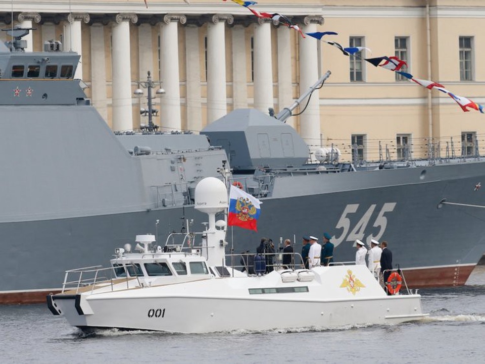 Tổng thống Putin chào các thủy thủ trên tàu hộ vệ lớp Steregushchiy Stoikiy trong lễ diễu binh nhân Ngày Hải quân. (Ảnh: AP)