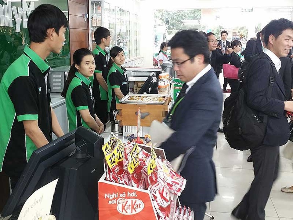 Người Nhật đi bán cua, nước tương… ở Việt Nam - 2 Lãnh đạo các công ty Nhật khảo sát thị trường Việt Nam. Ảnh: MP