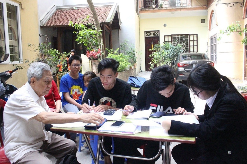 
Thầy Trà và học trò của mình tại lớp học.
