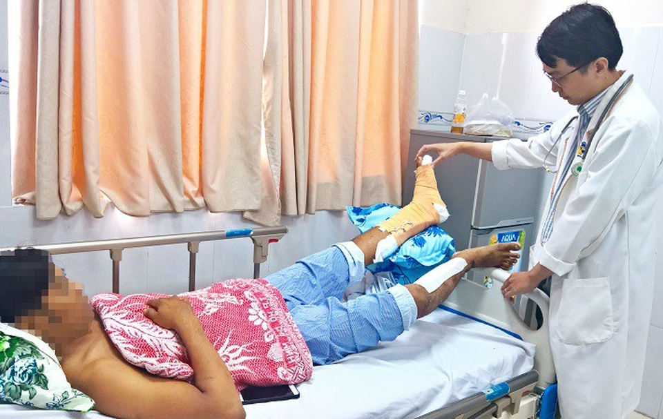 Nam công nhân bị dây cáp cắt gần lìa cẳng chân - 2 Sau phẫu thuật, bàn chân của bệnh nhân đã ấm hồng, các ngón co duỗi được