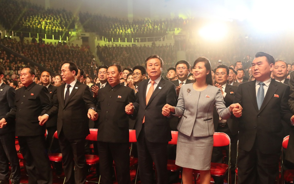 Đêm nhạc “thống nhất” lịch sử của Hàn Quốc tại Triều Tiên sau 13 năm - 4 Phó chủ tịch đảng Lao động Triều Tiên Kim Yong Chol (thứ 4 từ phải sang), Bộ trưởng Văn hóa Hàn Quốc Do Jong-hwan (thứ 3 từ phải sang) và trưởng đoàn nghệ thuật Samjiyon Hyon Song Wol (thứ hai từ phải sang) nắm tay nhau khi theo dõi các tiết mục của các nghệ sĩ trên sân khấu. (Ảnh: Reuters)