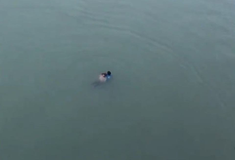 Tặng bằng khen cho nam thanh niên cứu cô gái nhảy cầu - 1 Anh Huân lao xuống dòng sông sâu để cứu cô gái nhảy cầu