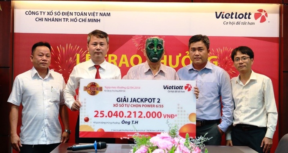 Cụ ông 84 tuổi “rinh” giải Jackpot hơn 25 tỷ đồng - 2 Cụ ông T.H (84 tuổi) là người may mắn “rinh” hơn 25 tỷ đồng Jackpot 2 của loại hình xổ số Power 6/55.