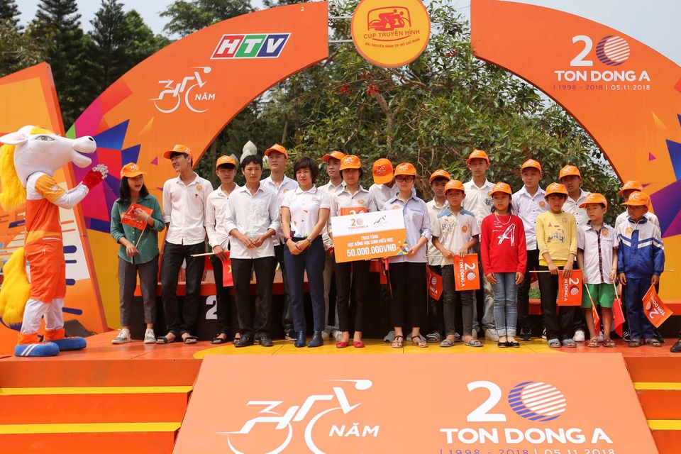 Các tay đua TPHCM thắng lớn ở chặng 6 giải xe đạp xuyên Việt 2018 - 2 Trao học bổng cho học sinh hiếu học tại Nghệ An