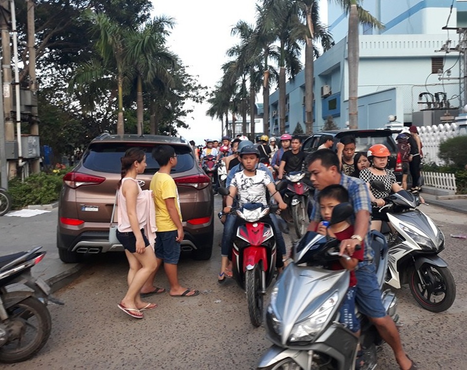 Cũng theo quan sát, dọc tuyến đường ven biển Quy Nhơn, rất nhiều xe ô tô con, xe du lịch trong tỉnh, đặc biệt là rất nhiều xe ô tô biển số các tỉnh Gia Lai, Kon Tum, TP Hồ Chí Minh… đỗ dọc đường kéo dài hàng cây số.