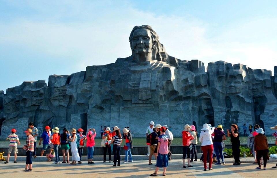 Ngoài ra các điểm tham quan khác của Quảng Nam như Tượng đài Mẹ Việt Nam Anh hùng, Mỹ Sơn, địa đạo Kỳ Anh… cũng được du khách viếng thăm. Trong đợt nghỉ lễ này CSGT Quảng Nam sẽ mở các đợt tuần tra, kiểm soát, xử lý vi phạm giao thông cả đường bộ và đường thủy dịp lễ 30/4-1/5 này