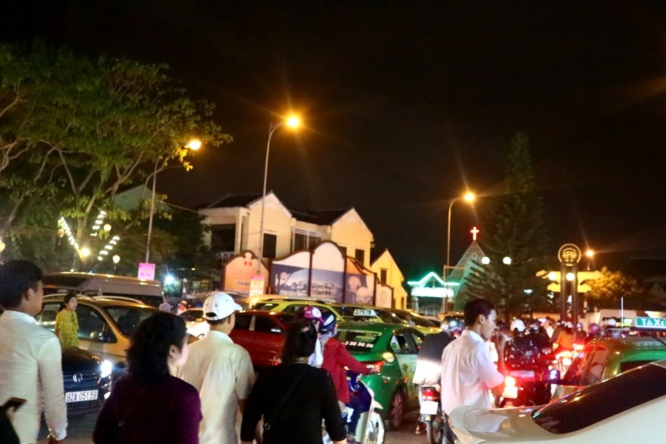 Dịp này du khách đến với Hội An cũng tăng mạnh, đặc biệt khách viếng thăm Cù Lao Chàm tăng đột biến khiến các ngành chức năng phải tăng cường kiểm soát để đảm bảo an ninh, an toàn. Các khách sạn, nhà nghỉ… tại Hội An luôn trong tình trạng full phòng, giá cả tăng 30-40% so với ngày thường