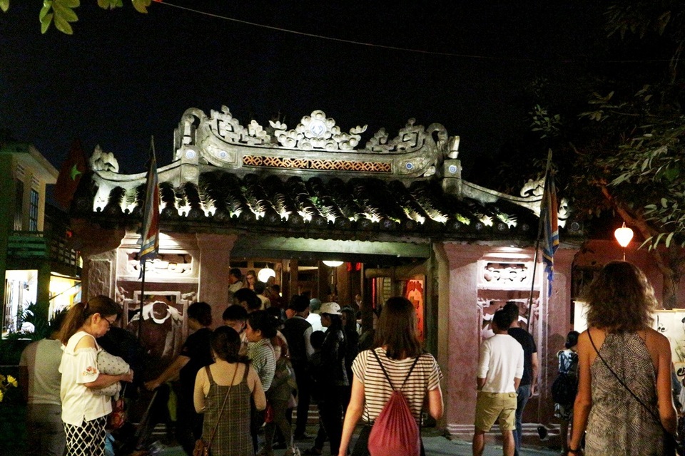 Trong dịp nghỉ lễ này trùng với rằm âm lịch, tại Hội An sẽ diễn ra nhiều hoạt động như lễ hội hoa đăng, tắt điện vì môi trường… thu hút đông đảo người dân, du khách