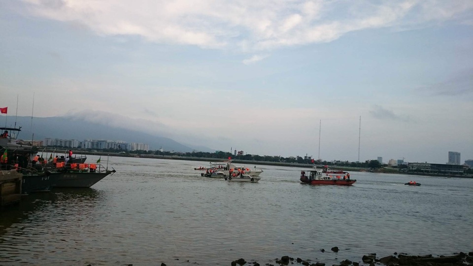 Náo nức xuống phố sớm “xí chỗ" xem pháo hoa - 9