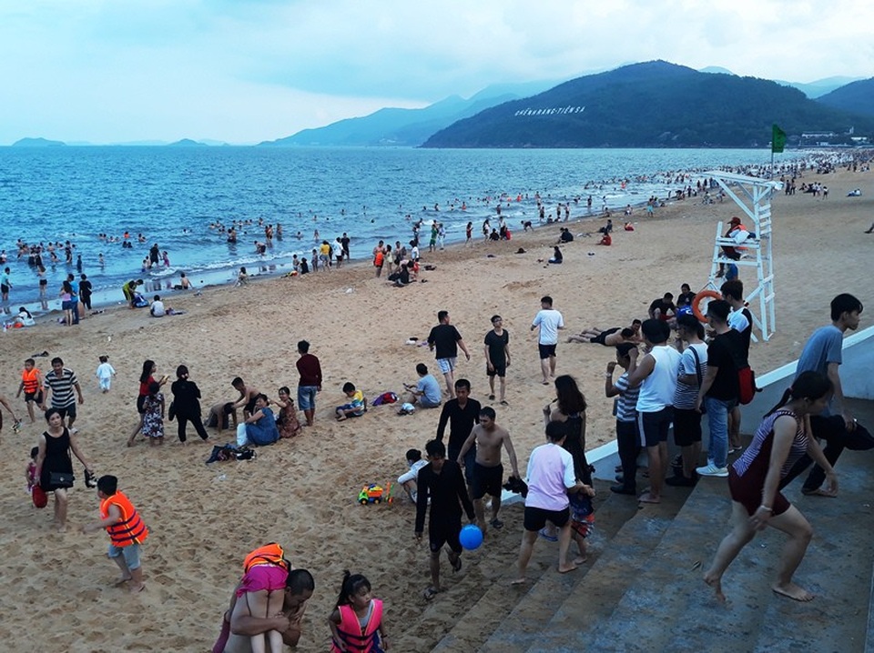 Theo quan sát, dọc bãi biển Quy Nhơn từ khu Hoàng Anh Gia Lai dọc đường An Dương Vương kéo xuống đường Xuân Diệu đông kín người dân và du khách tắm biển.